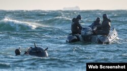 Fuerzas estadounidenses practican el desminado en la bahía de Ise Bay, en Japón, en febrero, como parte de un ejercicio anual con la Fuerza Marítima de Autodefensa de Japón para mantener los carriles de navegación marítima seguros. (U.S. Navy/suboficial d