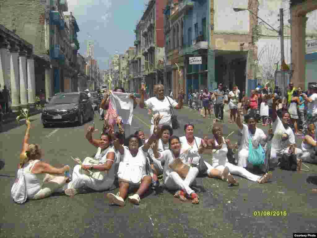 "Sentada" de protesta en plena calle Reina, luego de ser agredidas (II).