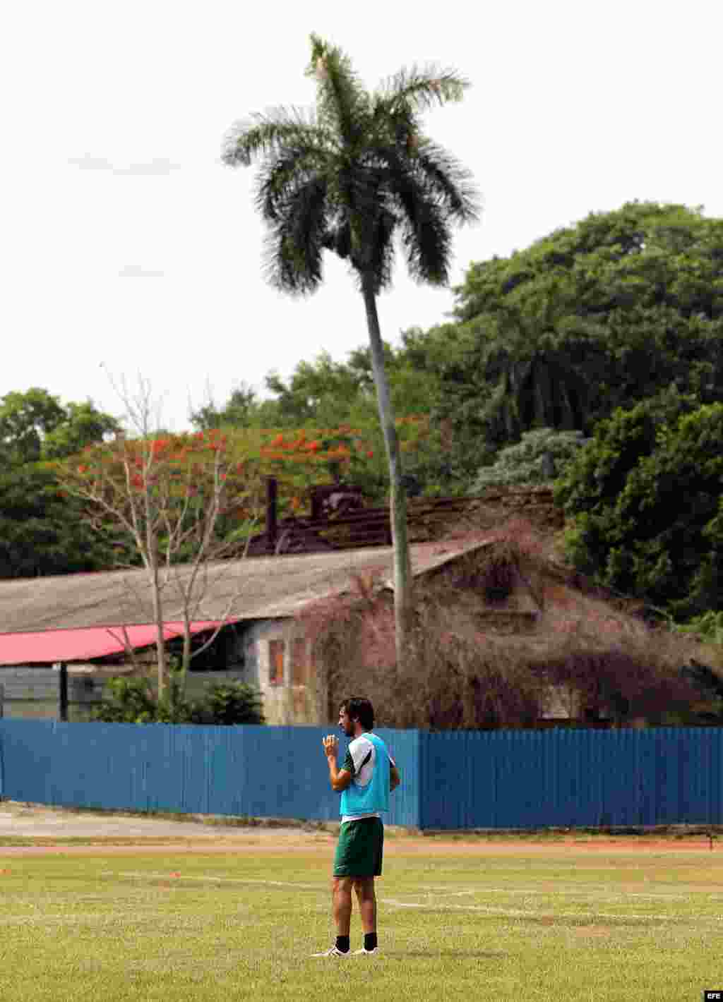 Bajo las palmas de La Habana se entrena el astro del Cosmos Raúl González. 