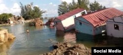 Las cabañas del campismo en la playa de Imías, tras las inundaciones provocadas por el huracán Oscar. (Foto: Dailenis Ramírez Cueto vía @RadioGtmo)