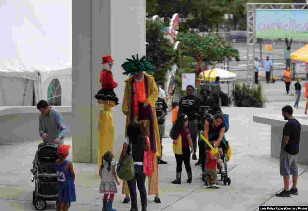 Payasos y actores de teatro animan a los niños en medio de la Feria Internacional del Libro de Miami 2015.