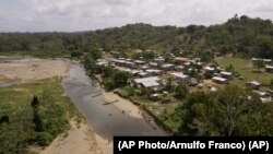 Río Turquesa, ubicado entre las comarcas Wargandí y Emberá, en la selva del Darién. (AP Photo/Arnulfo Franco).