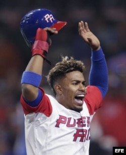 Francisco Lindor celebra tras anotar una carrera impulsada por su compañero Carlos Beltrán, en el juego entre Puerto Rico y EE.UU. en el Clásico Mundial de Béisbol en San Diego.