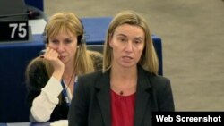 La alta representante de la Unión Europea, Federica Mogherini (c).