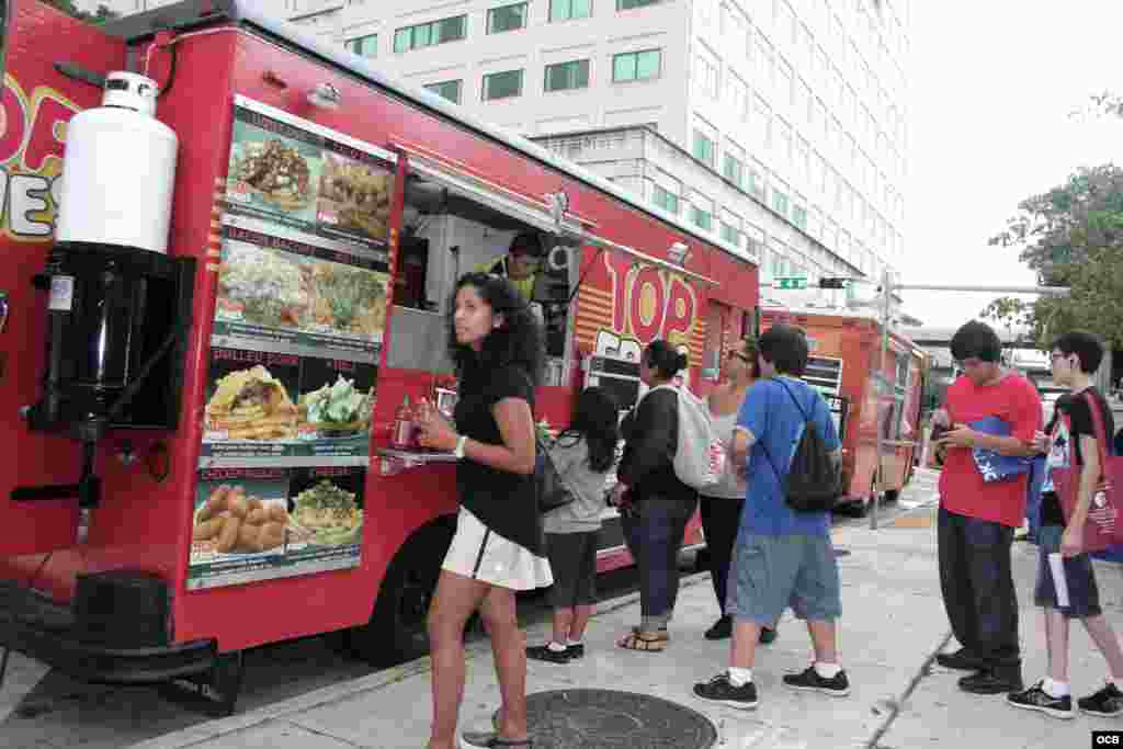 Los populares food trucks, presentes en la Feria Internacional del Libro de Miami.