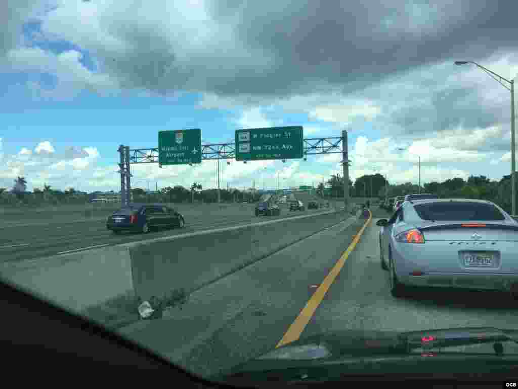 La caravana fúnebre por las autopistas del condado Miami-Dade.