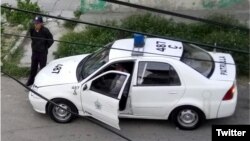 Una patrulla de la policía política vigilaba desde temprano este miércoles la sede de las Damas de Blanco. 