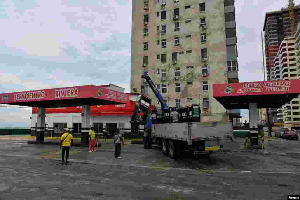 Los trabajadores retiran las bombas de gasolina de una gasolinera después de que el huracán Rafael dejó sin servicio eléctrico al país, dejando a 10 millones de personas sin servicio eléctrico, en La Habana, Cuba, el 7 de noviembre de 2024. REUTERS/Norlys Perez