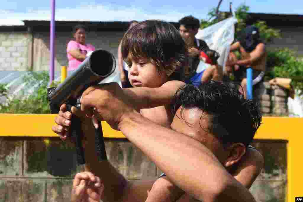 Padre e hijo con mortero, en Masaya.