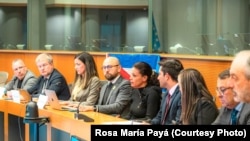 Angélica Garrido (al centro) expone en el Foro Parlamentario Transatlántico Por Cuba Libre, en la sede del Parlamento Europeo, en Bruselas.