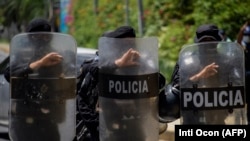 Presencia policial en Nicaragua, frente al hogar de Cristiana Chamorro, el 2 de junio de 2021. (Inti Ocon/AFP).