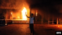 Un hombre armado frente al consulado estadounidense en Bengasi (Libia) tras el ataque al edificio. Foto Archivo