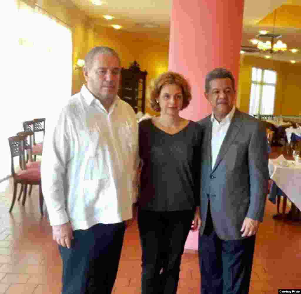 Fidel Angel Castro Díaz-Balart junto al expresidente dominicano Leonel Fernández y su esposa. Foto Cortesía Luis Domínguez.