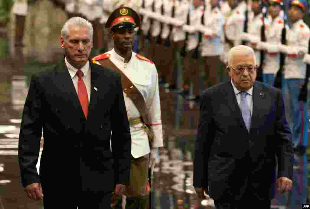 El presidente palestino Mahmoud Abbas (R) es recibido por Miguel Díaz Canel (L) durante una ceremonia oficial en La Habana, Cuba, el 14 de septiembre de 2023, en el marco de la próxima cumbre del G77+China.&nbsp; (Foto AP/Ramón Espinosa)