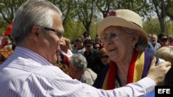 El juez Baltasar Garzón saluda a la actriz Pilar Bardem durante el homenaje a las víctimas del franquismo.