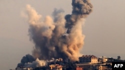 Columa de humo se eleva desde el pueblo de Khiam, en el sur de Líbano, el 30 de octubre de 2024 tras un ataque aéreo de Israel (Foto de AFP)