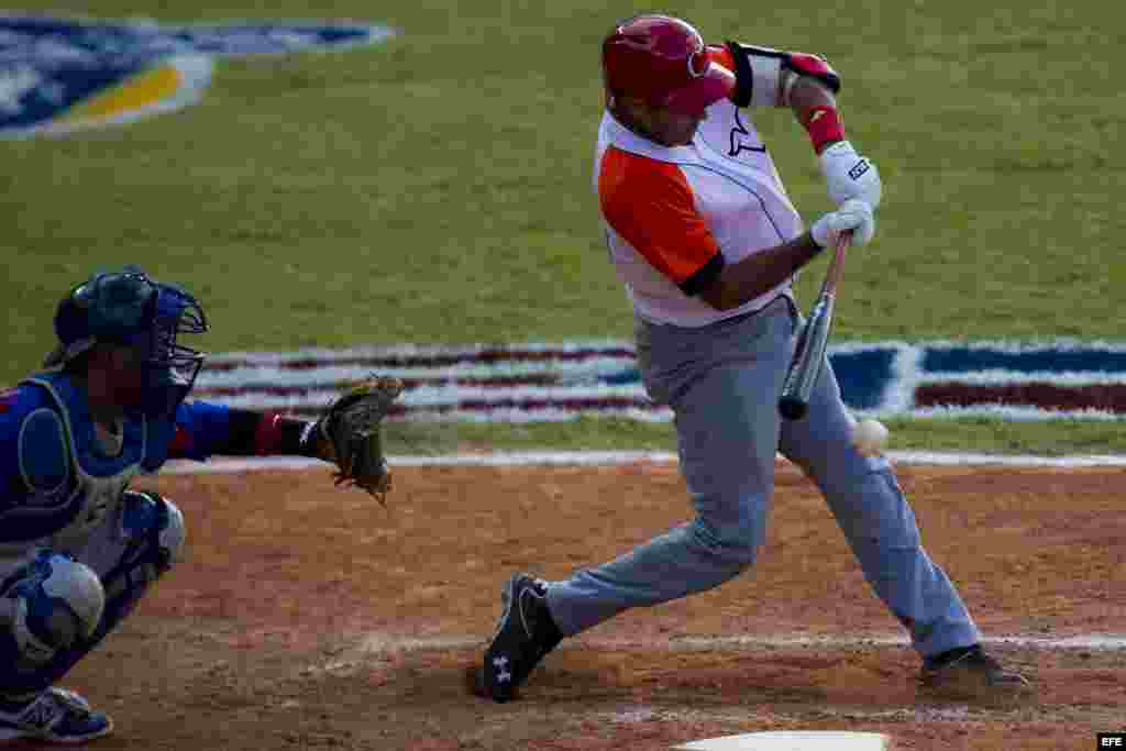 Yuliesky Gourriel, de Villa Clara de Cuba, batea hoy, lunes 3 de febrero de 2014, durante un partido contra Tigres del Licey de República Dominicana en el tercer día de la Serie del Caribe 2014, en el Estadio Nueva Esparta, en Margarita (Venezuela)