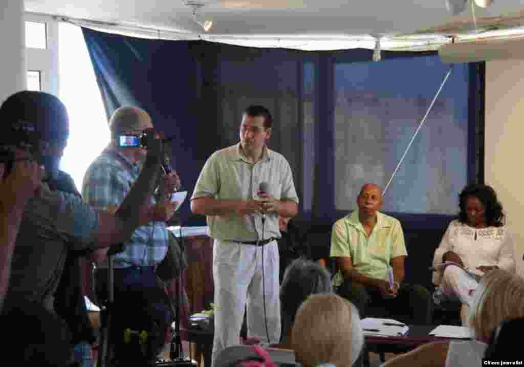 En la foto, el disidente Antonio Rodiles habla en el Foro por los Derechos y Libertades.