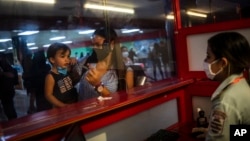 Viajeros procedentes de Cancún México hacen el chequeo de inmigración en el aeropuerto José Martí, de La Habana. (AP Photo/Ramon Espinosa)