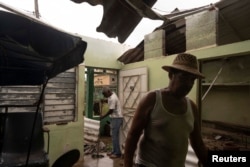 Una casa en Artemisa destruida por el huracán Rafael.