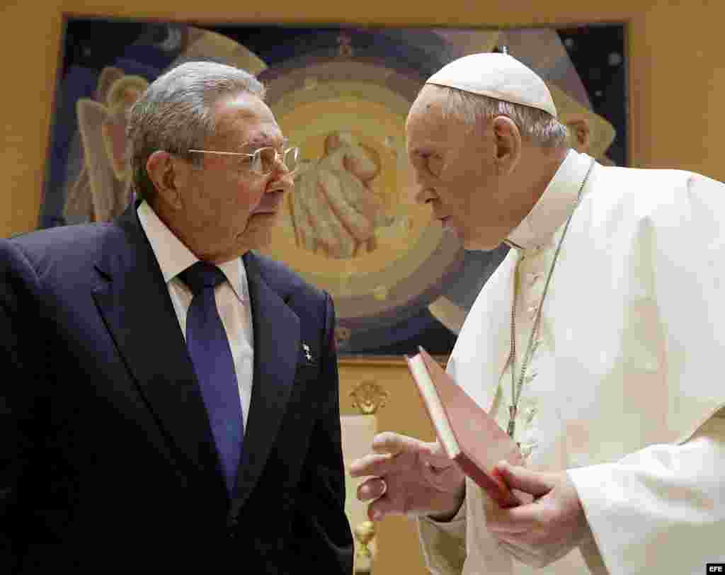 El papa Francisco comparte con Raúl Castro en el Vaticano.