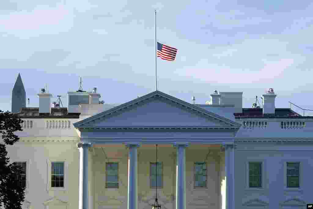 Bandera a media asta en la Casa Blanca. 