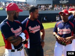 Los peloteros cubanos de las Grandes Ligas en el partido de las Estrellas Cubanas en Miami, el domingo 18 de enero del 2015. De izquierda a derecha Alexei Ramírez, José Abréu y Yoenis Céspedes.