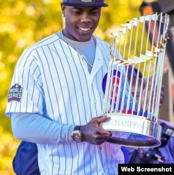 Aroldis Chapman sostiene el trofeo ganado por los Chicago Cubs.