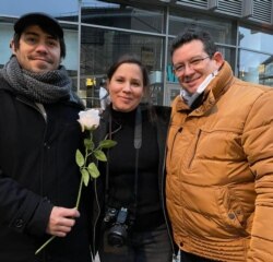 Hamlet Lavastida y la escritora Katherine Bisquet, junto al escritor Amir Valle, en la marcha de Berlín este domingo.