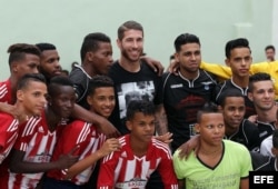 Sergio Ramos (c) con un grupo de niños y adolescentes en La Habana.