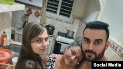 El médico holguinero Manuel Guerra con su familia en Cuba, tras haber sido liberado de una detención el año pasado. (Facebook).
