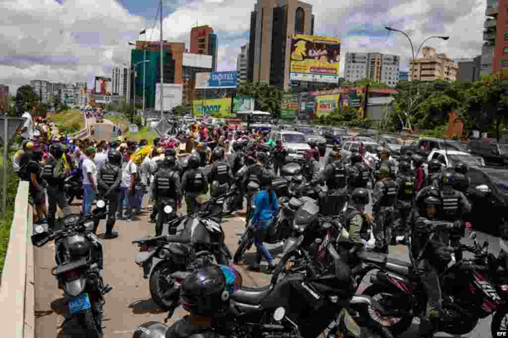 Miembros de la Guardia Nacional Bolivariana (GNB) bloquean el paso a un grupo de personas que participa hoy, jueves 1 de septiembre de 2016, en una manifestación denominada "Toma de Caracas".