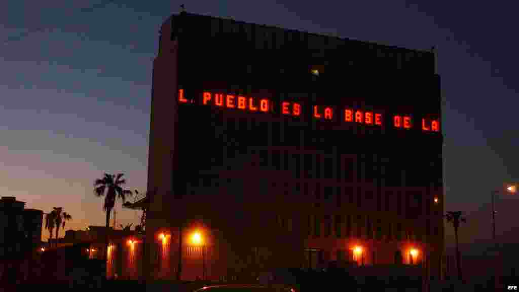 Luminoso colocado el 16 de enero de 2006 en la Oficina de Intereses de Estados Unidos en La Habana. Pueden leerse fragmentos de la Declaración Universal de Derechos Humanos, frases de Martin Luther King Jr. y noticias de actualidad internacional.