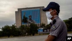 Un policía custodia la plaza cívica José Martí, en La Habana. (AP/Ramón Espinosa)