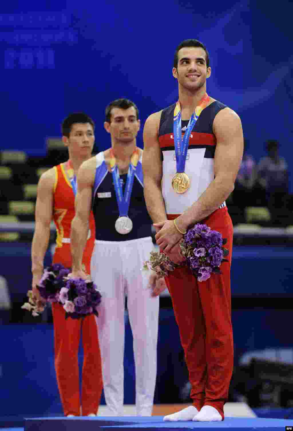 Al frente el cubano-americano Danell Leyva tras la prueba de paralelas del campeonato Mundial de Gimnasia Artística celebrado el domingo, 16 de octubre de 2011, en Tokio, Japón.