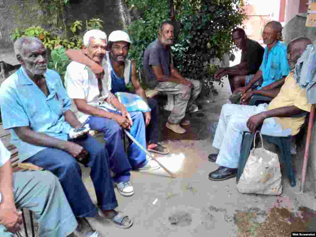 Desamparados en Colón reciben ayuda de exiliados y activistas que se han unido en el proyecto Lanza Flores.