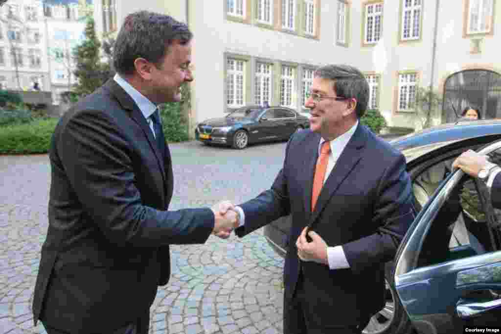 Bruno Rodríguez con el premier de Luxemburgo Xavier Bettel. 