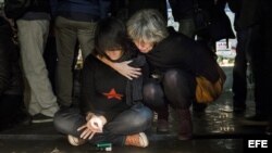 Parisinos reunidos en la Plaza de la República encienden velas por las víctimas de los atentados de París. EFE