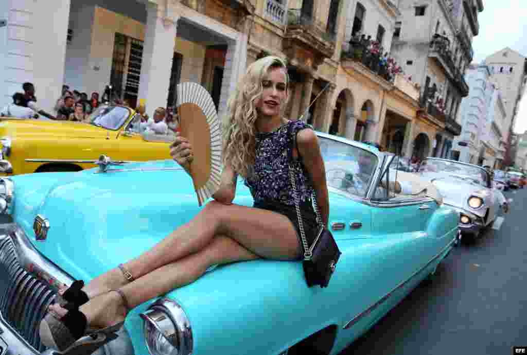 La supermodelo brasileña-británica Alice Dellal asiste al desfile de lChanel en La Habana.