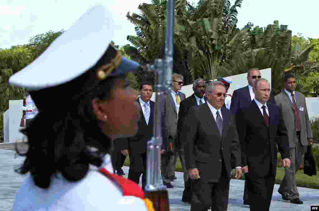 Putin y Raúl Castro en la Tumba del Soldado Soviético en Artemisa, en las cercanías de donde se proyecta la construcción de un moderno aeropuerto para la carga de mercancías en San Antonio de los Baños.