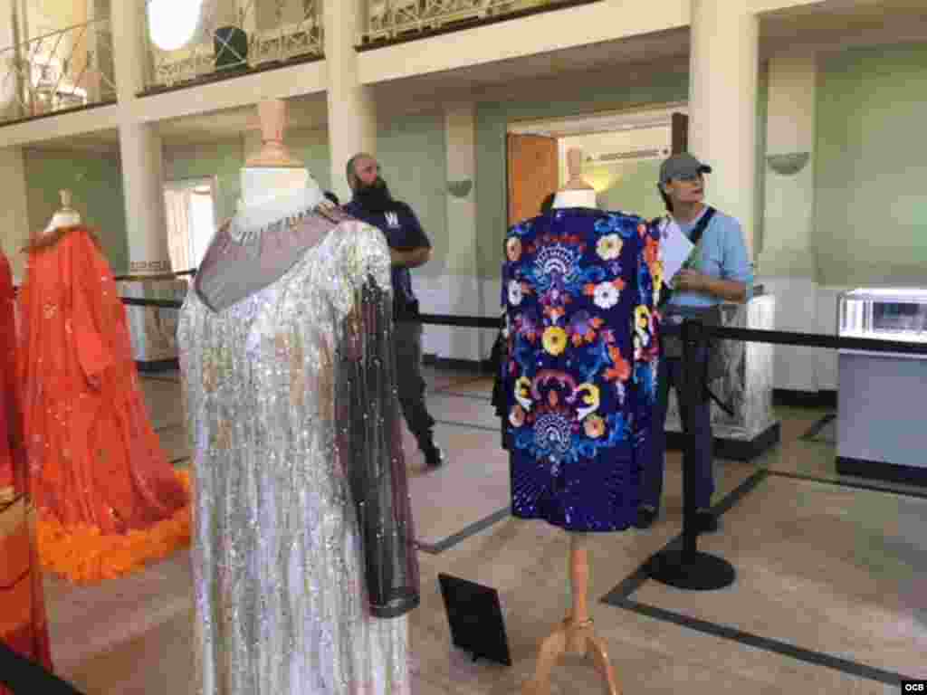 Los vestidos que Celia Cruz lució en sus presentaciones alrededor del mundo forman parte de la exhibición. (Foto: Carmen María Rodríguez)