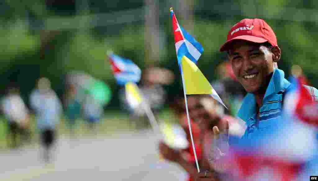 Jóvenes esperan el paso del Papa Francisco, en Santiago de Cuba (Cuba).