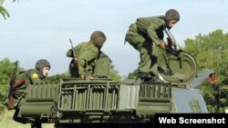 Jóvenes cubanos realizan ejercicios militares en una unidad de artillería de las Fuerzas Armadas Revolucionarias.