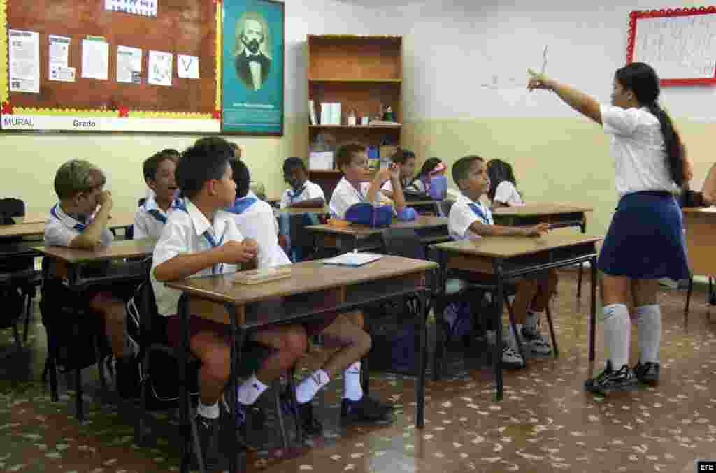 En cada nivel educacional en Cuba existe una clase dedicada a tratar temas políticos, siempre desde la visión del gobierno cubano.