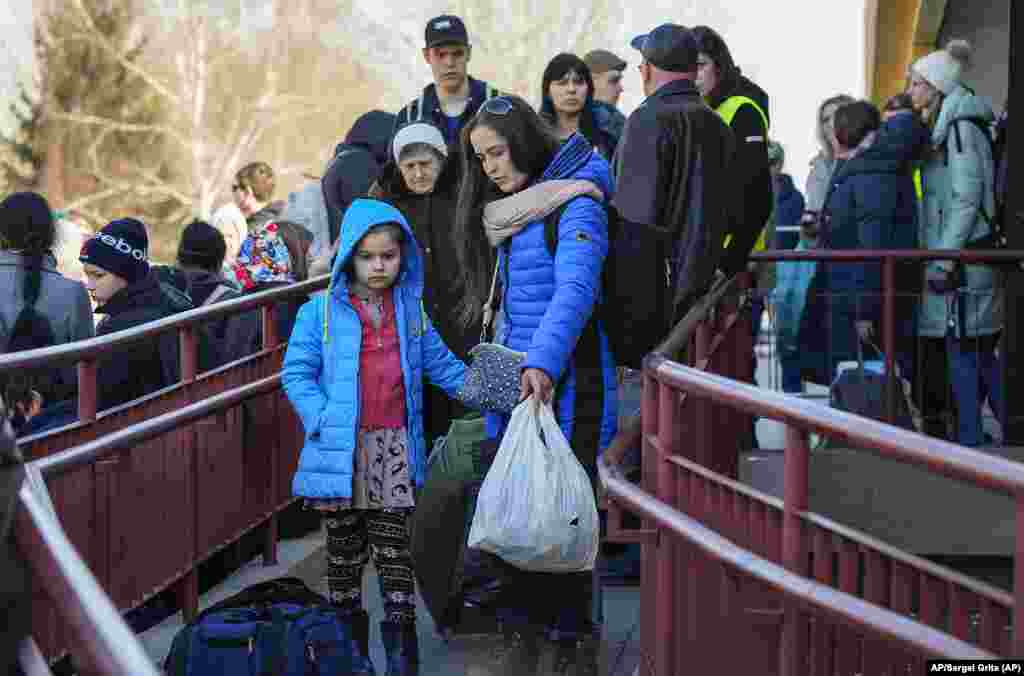 Refugiados con niños en una estación de trenes en Przemysl, Polonia. Foto: AP/Sergei Grits.