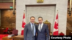 El senador canadiense Leo Housakos (izquierda) y el activista e historiador cubano, Michael Lima.