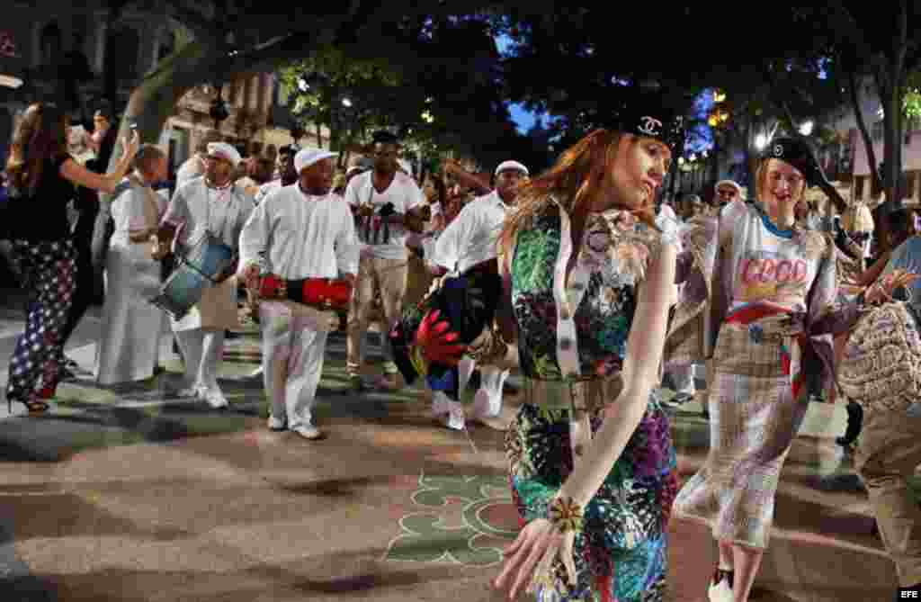 Las modelos que participaron en el primer desfile de la casa de modas Chanel en La Habana.