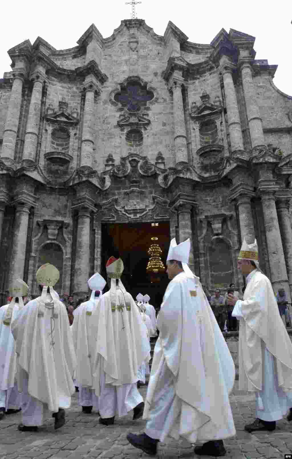 La Iglesia Católica Cubana se divide en 11 jurisdicciones, de ellas tres son Arquidiócesis, que abarcan las 15 provincias del país y el municipio especial.