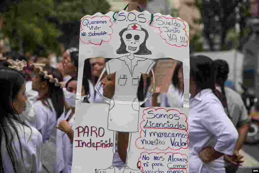 Trabajadores de salud siguen en protestas pese a anuncios de Maduro