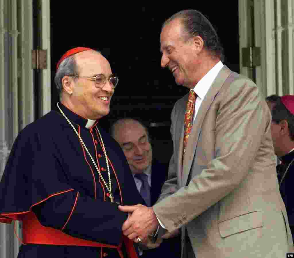 El rey Juan Carlos saluda al Cardenal Jaime Ortega.